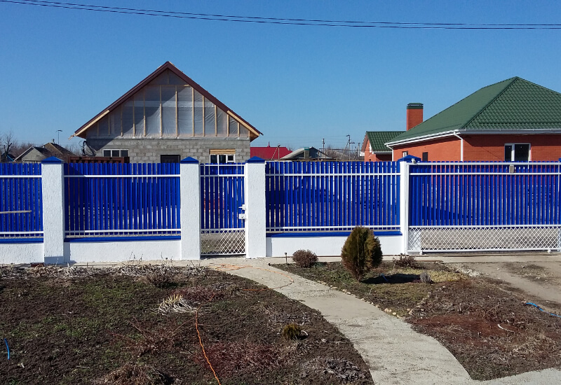 Забор из металлоштакетника синего с белыми столбами в Казахстане фото 2