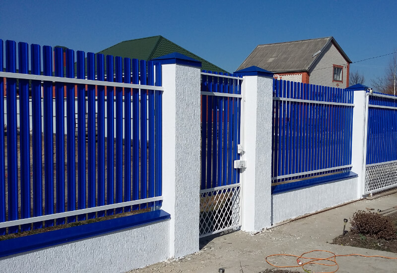 Забор из штакетника цвет RAL5002 синий двусторонний в Казахстане фото 3