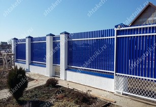 Фото забора из синего штакетника в Казахстане